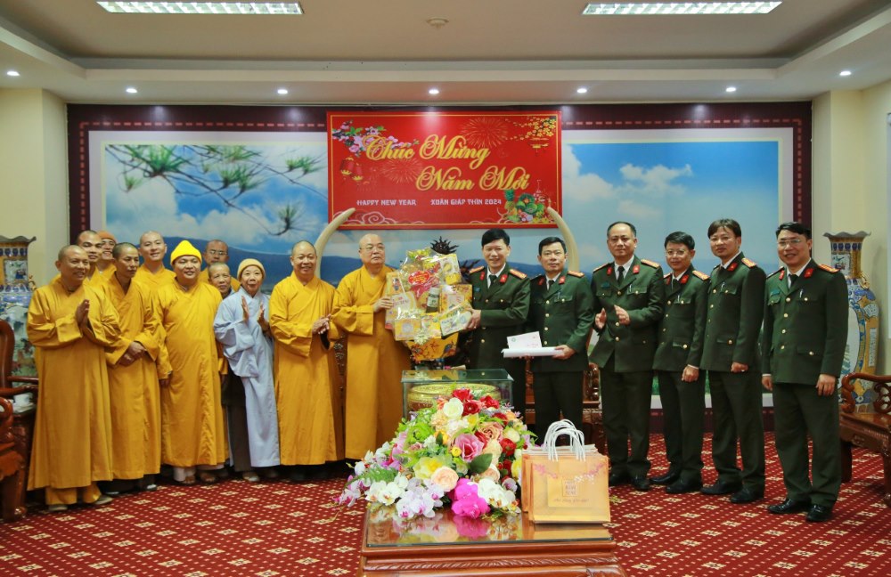 Ban trị sự Giáo hội Phật giáo Việt Nam tỉnh Nghệ An tặng quà Công an tỉnh Nghệ An