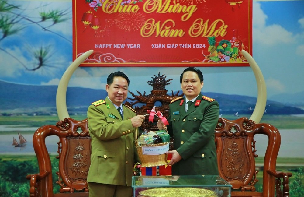 Đồng chí Đại tá Khên Von Lò Văn Xay, Phó Giám đốc Công an tỉnh Bô-ly-khăm-xay chúc mừng và tặng quà Công an tỉnh Nghệ An nhân dịp đón Tết cổ truyền của dân tộc