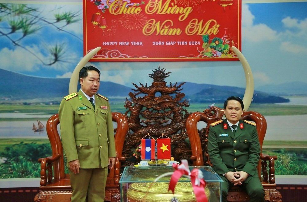 Đồng chí Đại tá Khên Von Lò Văn Xay, Phó Giám đốc Công an tỉnh Bô-ly-khăm-xay  bày tỏ sự xúc động trước tình cảm đón tiếp nồng hậu, chu đáo của Công an tỉnh Nghệ An