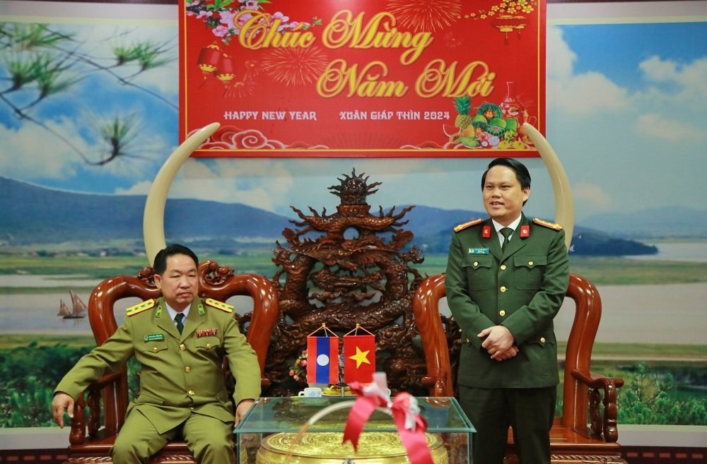 Đồng chí Đại tá Bùi Quang Thanh, Bí thư Đảng uỷ, Giám đốc Công an tỉnh Nghệ gửi lời cảm ơn sâu sắc tới Đoàn công tác Công an tỉnh Bô-ly-khăm-xay