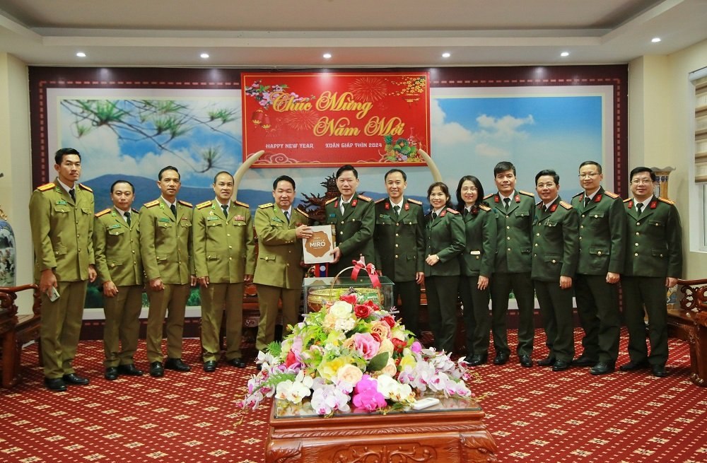 Đồng chí Đại tá Lê Văn Thái, Phó Giám đốc Công an tỉnh tặng quà Công an tỉnh Bô-ly-khăm-xay
