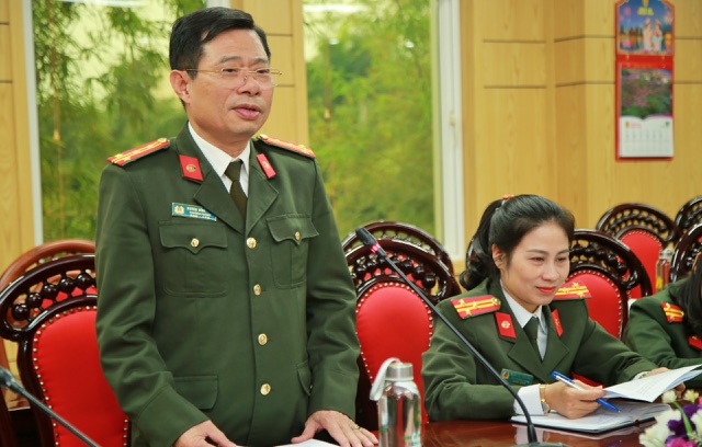Đồng chí Đại tá Dương Đình Văn, Trưởng phòng An ninh chính trị nội bộ báo cáo một số tình hình, kết quả mà đơn vị đã đạt được trong thời gian qua