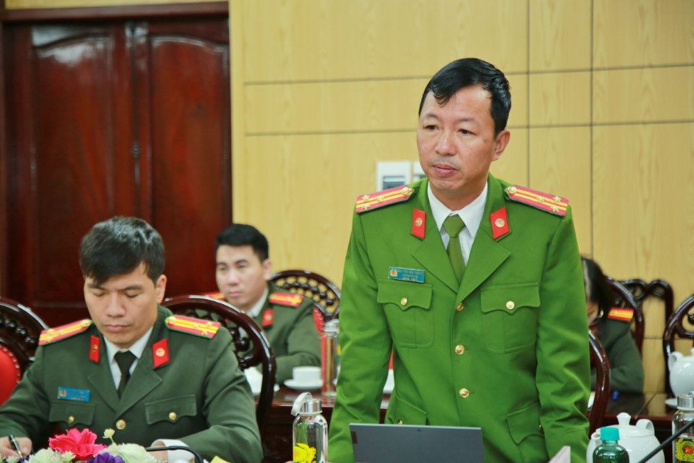 Đồng chí Thượng tá Nguyễn Hữu Cường, Trưởng phòng Cảnh sát điều tra tội phạm về ma túy báo cáo kết quả các mặt công tác của đơn vị 