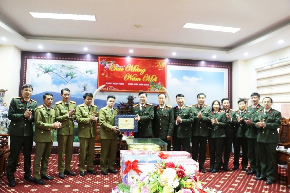 Đồng chí Đại tá Lê Văn Thái, Phó Giám đốc Công an tỉnh Nghệ An gửi lời cảm ơn và tặng quà Công an tỉnh Hủa-Phăn
