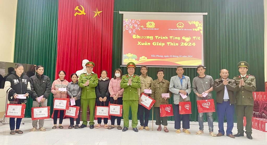 Công an huyện Tân Kỳ trao tặng 70 suất quà tới các hộ nghèo tại xã Tiền Phong, huyện Quế Phong