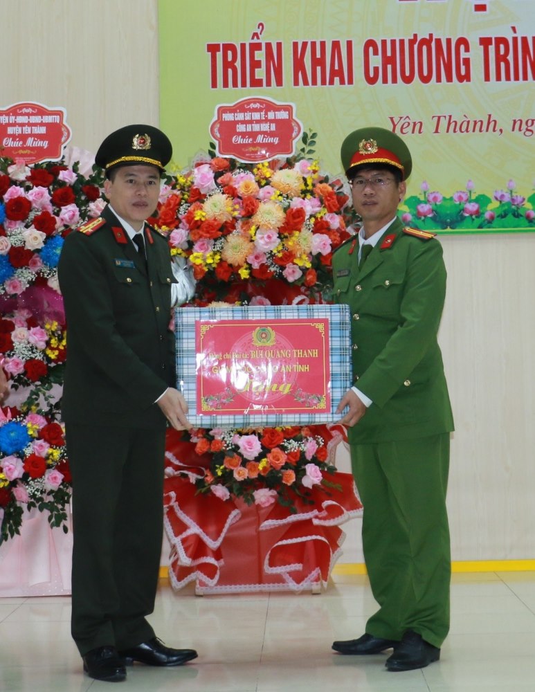 Đồng chí Đại tá Trần Hồng Quang trao quà của Giám đốc Công an tỉnh tặng Công an huyện Yên Thành