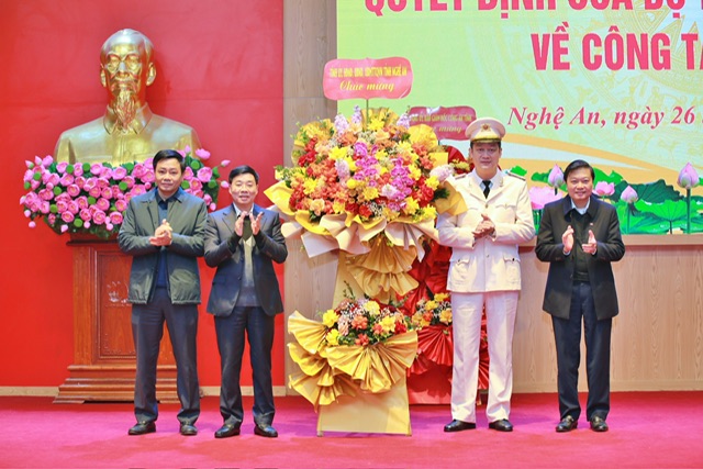 Các đồng chí lãnh đạo Tỉnh ủy, UBND tỉnh chúc mừng đồng chí Thượng tá Nguyễn Đức Cường