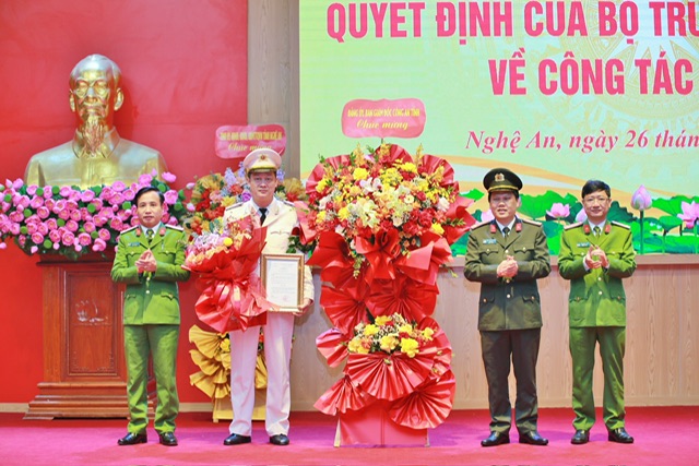 Các đồng chí Lãnh đạo Công an tỉnh chúc mừng đồng chí Thượng tá Nguyễn Đức Cường