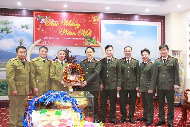 Đồng chí Đại tá Chu - Xồng - Chư - Xay, Phó Giám đốc Công an tỉnh Xiêng Khoảng tặng quà và gửi lời chúc mừng năm mới đến Công an tỉnh Nghệ An