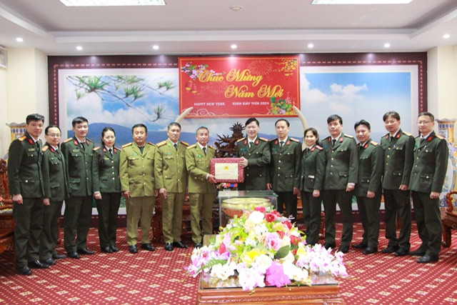 Đồng chí Đại tá Lê Văn Thái, Phó Giám đốc Công an tỉnh Nghệ An tặng quà lãnh đạo, cán bộ chiến sĩ Công an tỉnh Xiêng Khoảng