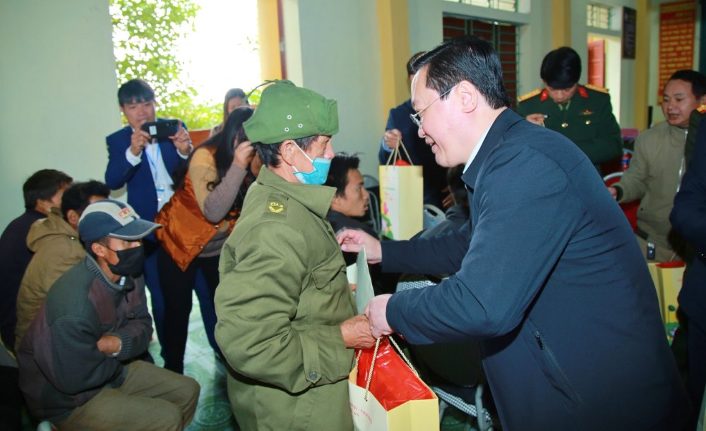    Chủ tịch UBND tỉnh Nguyễn Đức Trung tặng quà cho các hộ gia đình chính sách, hộ nghèo trên địa bàn xã Nậm Càn. Dịp này có 100 hộ nghèo, hộ có hoàn cảnh khó khăn trên địa bàn xã được nhận quà từ “Quỹ vì người nghèo” tỉnh