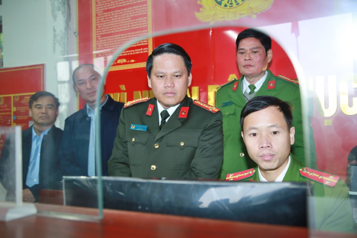 Đồng chí Đại tá Bùi Quang Thanh, Giám đốc Công an tỉnh cùng các đồng chí trong Đoàn thăm, kiểm tra Bộ phận một cửa Công an xã Nậm Càn