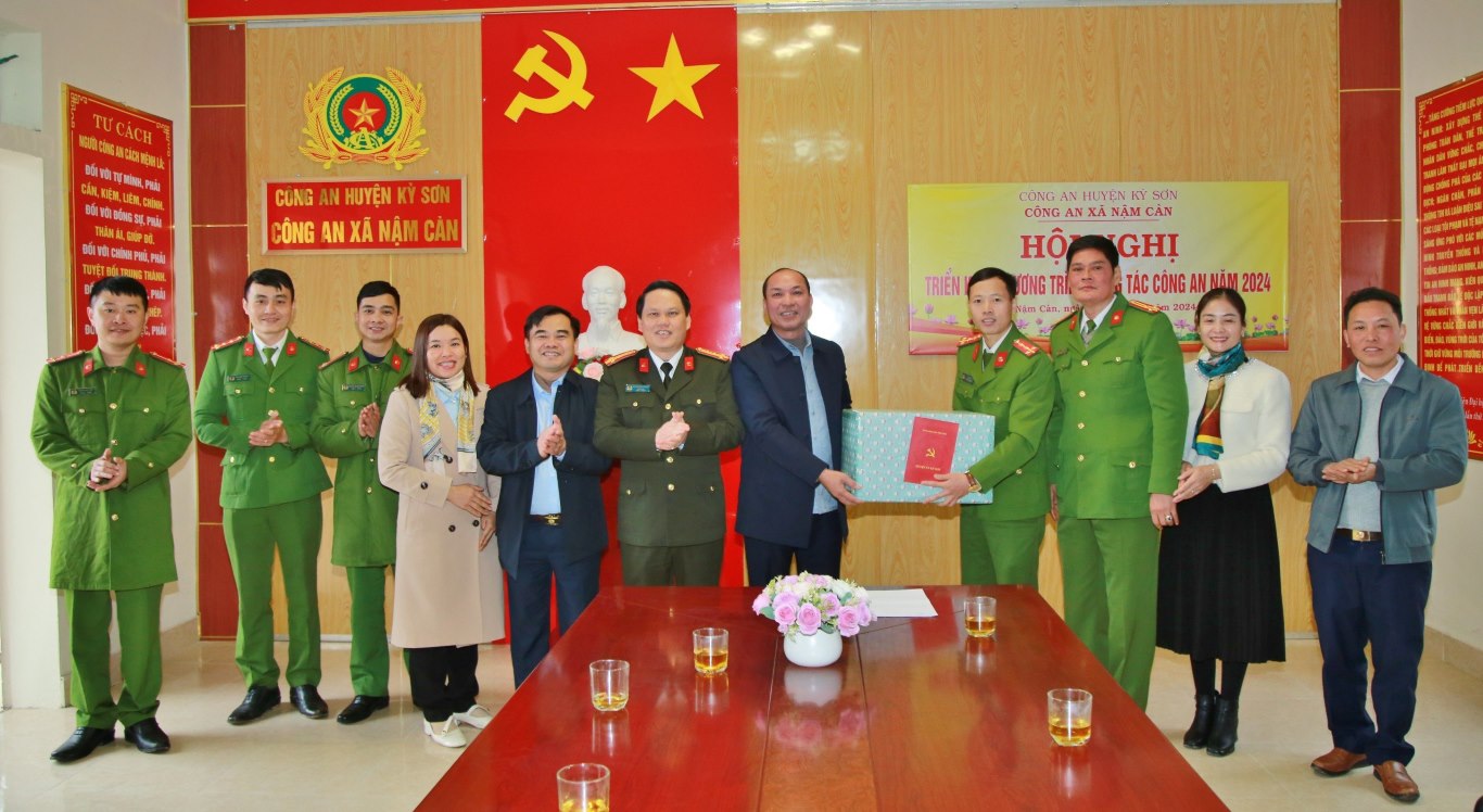 Đồng chí Vi Hòe, Bí thư Huyện ủy Kỳ Sơn tặng quà Công an xã Nậm Càn