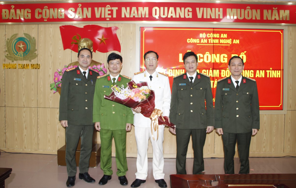 Đại tá Trần Ngọc Tuấn - Phó Giám đốc Công an Nghệ An và Lãnh đạo Phòng Tham mưu chúc mừng đồng chí Nguyễn Tiến Dương