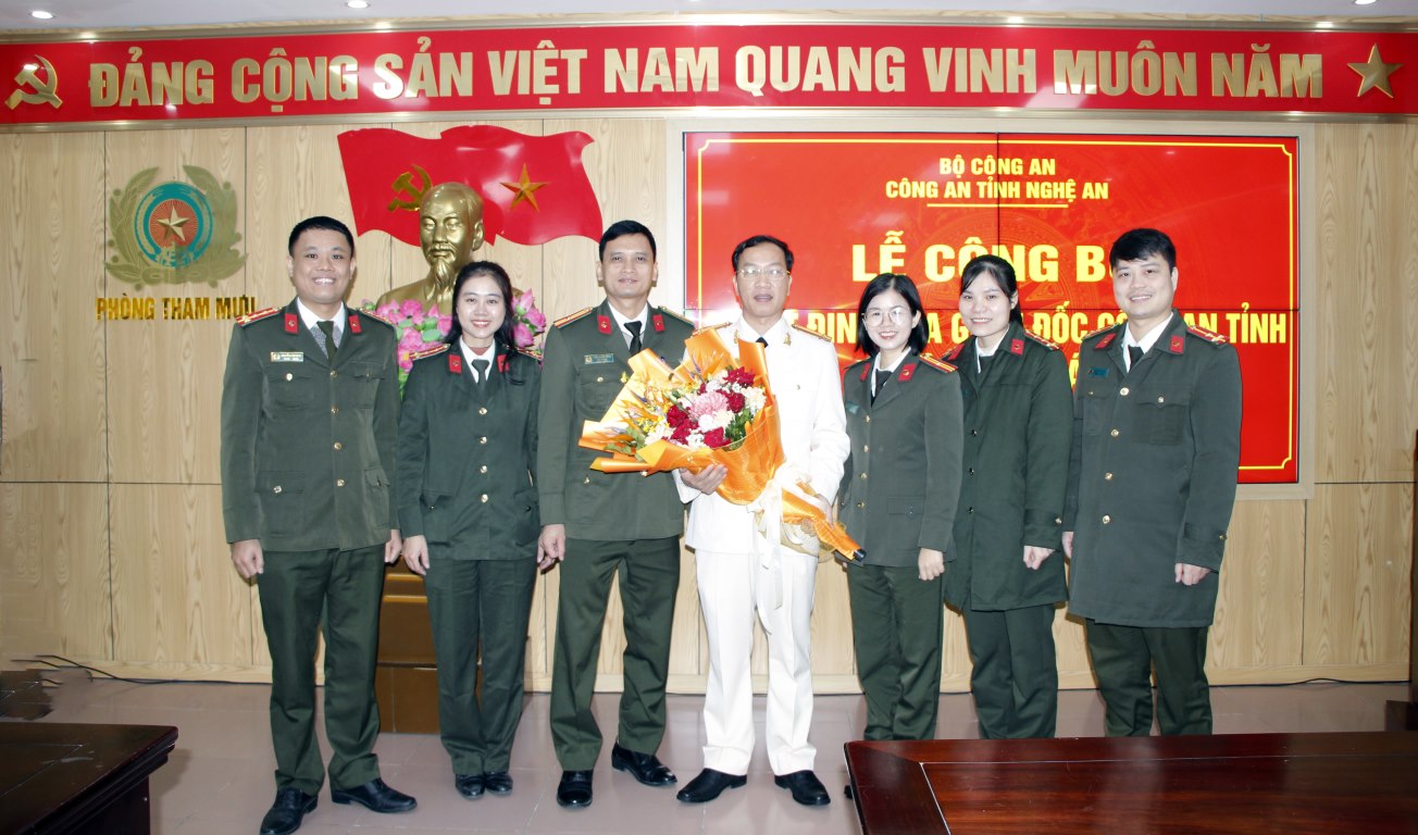 Chỉ huy, CBCS Phòng Tham mưu chúc mừng đồng chí Nguyễn Tiến Dương