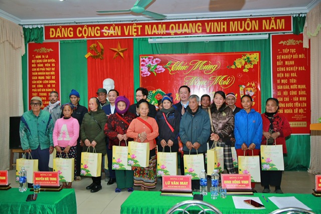 Chủ tịch UBND tỉnh Nguyễn Đức Trung trao tặng quà Tết đến 100 hộ nghèo trên địa bàn xã Tam Quang