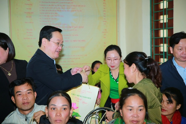  Đồng chí Chủ tịch UBND tỉnh thăm hỏi, động viên, trao quà Tết cho người dân xã Tam Quang