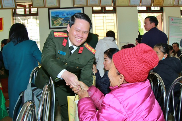 Đồng chí Giám đốc Công an tỉnh thăm hỏi, động viên, trao quà Tết cho người dân xã Tam Quang