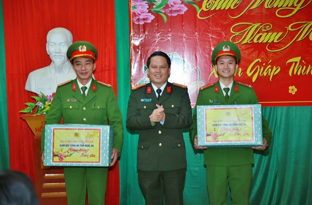 Đồng chí Đại tá Bùi Quang Thanh – Giám đốc Công an tỉnh tặng quà Công an huyện Tương Dương, Công an xã Tam Quang