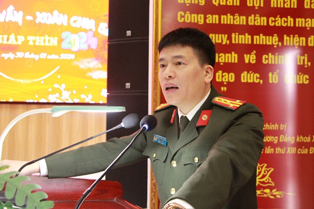 Đồng chí Đại tá Trần Hồng Quang - Phó Giám đốc Công an tỉnh chúc tết đoàn viên, hội viên công đoàn Công an tỉnh