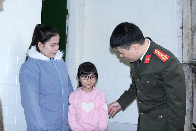 Đồng chí Đại tá Trần Hồng Quang, Phó Giám đốc Công an tỉnh nhận hỗ trợ trong vòng 12 tháng, mỗi tháng 500 ngàn đồng cho 01 cháu là con của chị Trần Thị Phượng, đoàn viên công đoàn Phòng Hậu cần.