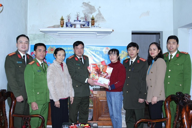 Công đoàn Công an Nghệ An đến thăm và trao quà tết tặng gia đình chị Trần Thị Thoã là đoàn viên công đoàn Phòng Cảnh sát phòng cháy chữa cháy và cứu nạn, cứu hộ có hoàn cảnh đặc biệt khó khăn