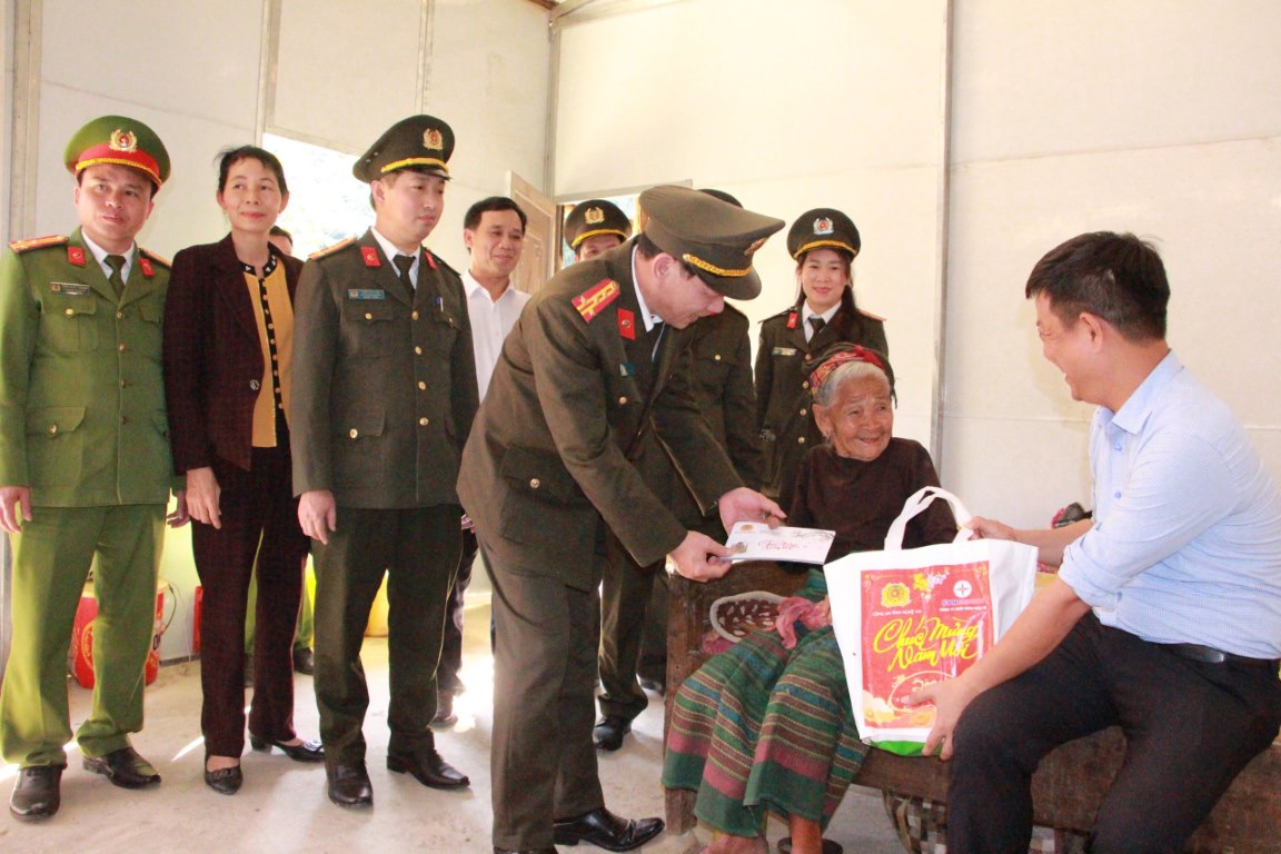 Trao 200 suất quà Tết tặng người nghèo xã Hữu Khuông, huyện Tương Dương