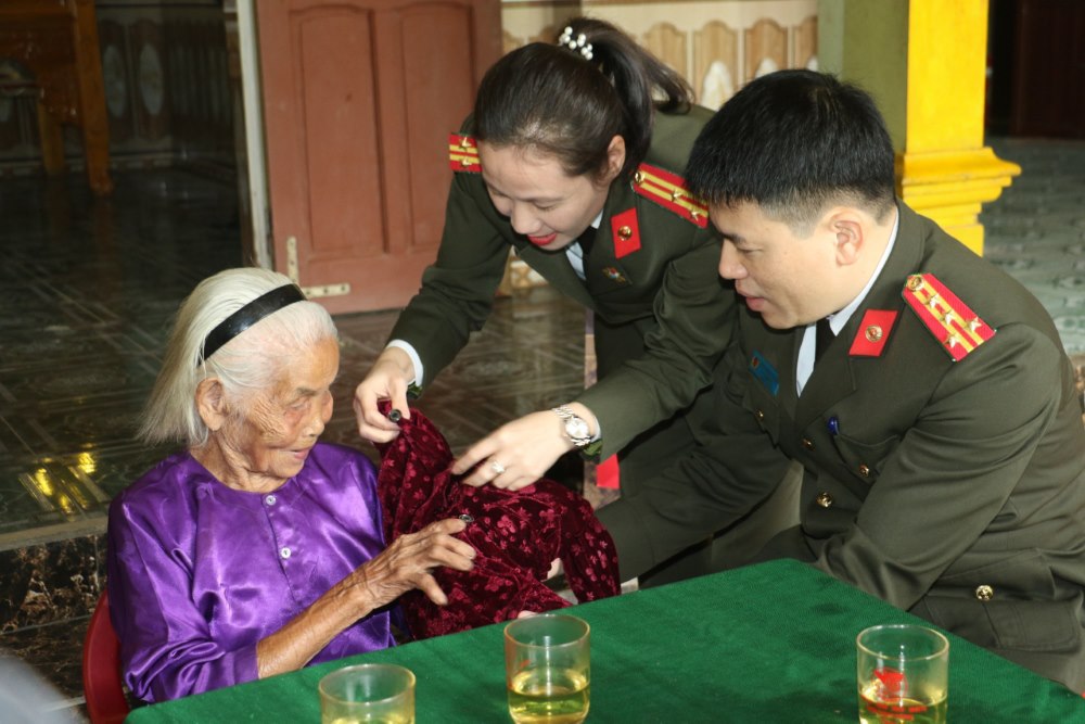 Công an Nghệ An thăm, tặng quà Tết Mẹ Việt Nam anh hùng và trẻ em mồ côi, tàn tật