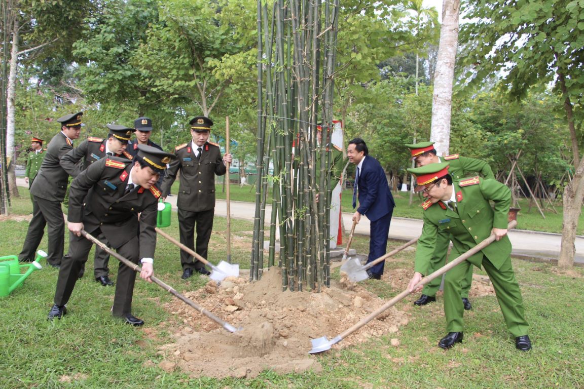 Công an Nghệ An phát động 'Tết trồng cây - đời đời nhớ ơn Bác Hồ' Xuân Giáp Thìn 2024