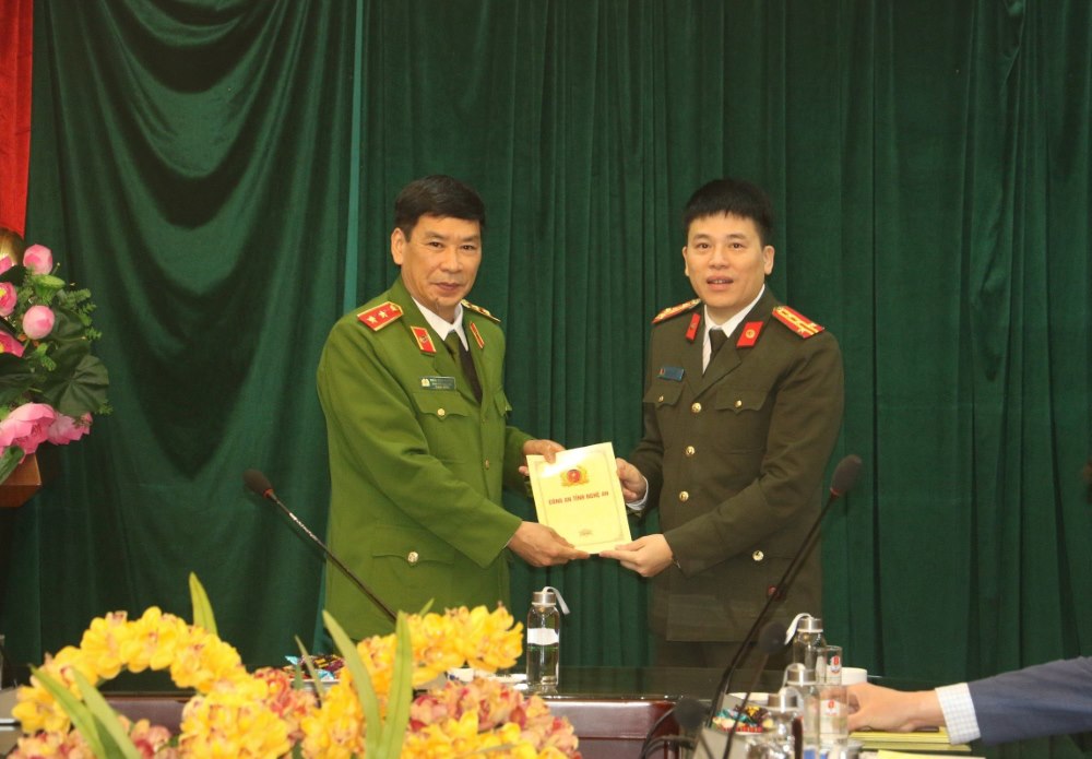 Đồng chí Đại tá Trần Hồng Quang, Phó Giám đốc Công an tỉnh chúc mừng năm mới Ban Giám đốc, giảng viên, cán bộ, nhân viên Học viện Cảnh sát nhân dân