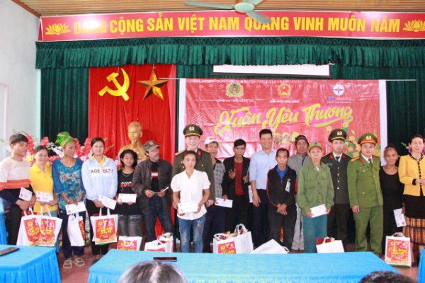 Đoàn trao quà Tết tại xã Hữu Khuông, huyện Tương Dương