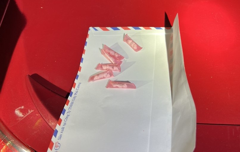 Các mẩu heroin cất giữ trong các ống nhựa màu hồng, được Tuấn giấy trước túi áo ngực