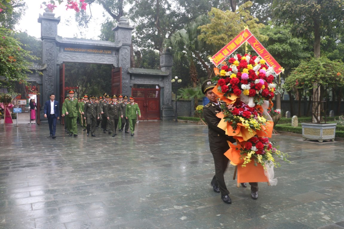  Đoàn đại biểu dâng hoa tại Khu di tích Quốc gia đặc biệt Kim Liên