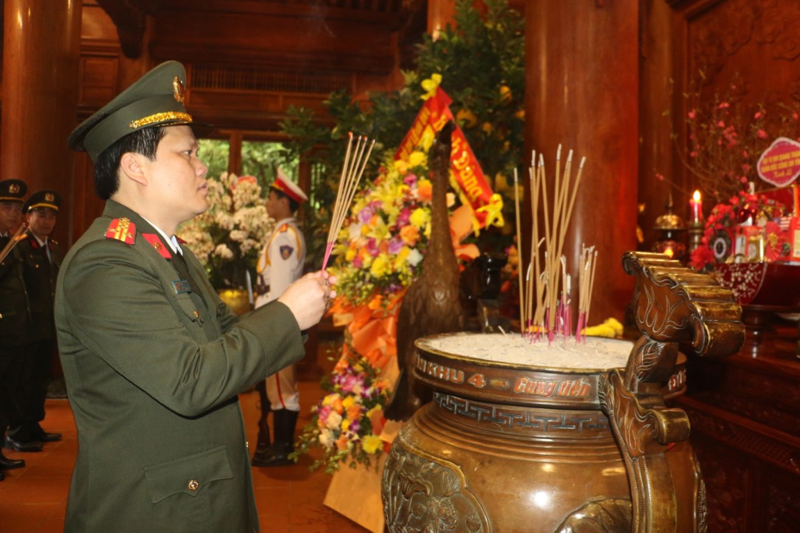 Đồng chí Đại tá Bùi Quang Thanh, Giám đốc Công an tỉnh dâng hương lên anh linh Chủ tịch Hồ Chí Minh