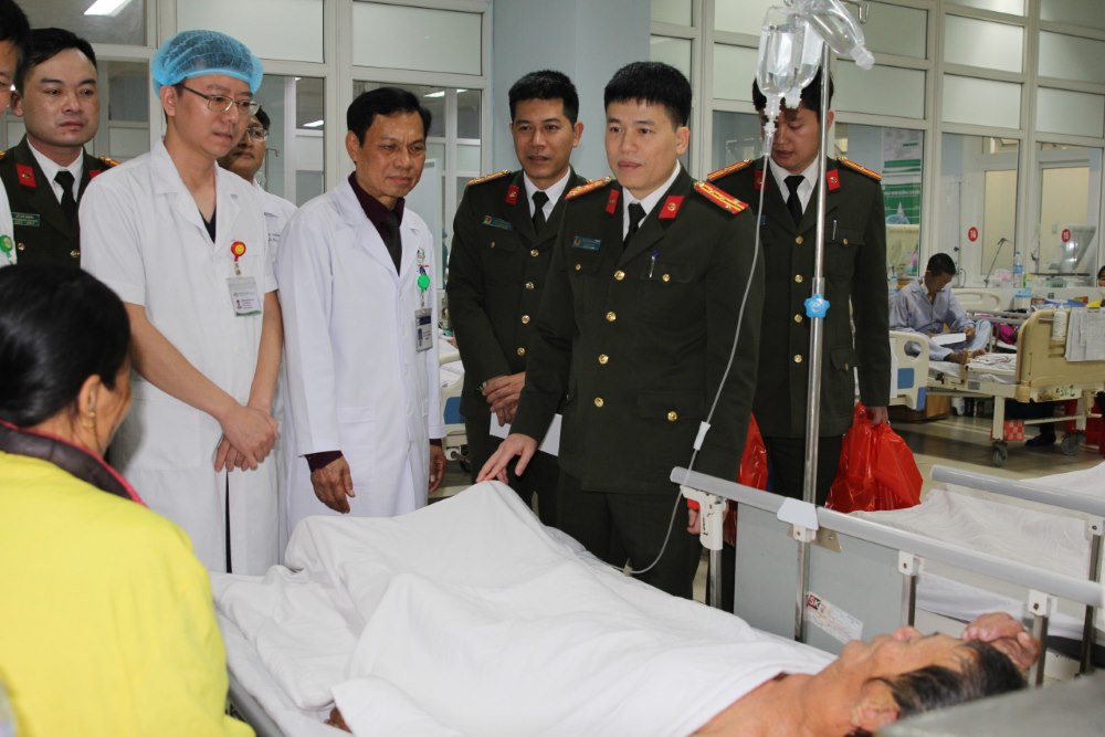 Đại tá Trần Hồng Quang, phó Giám đốc Công an tỉnh thăm hỏi động viên các bệnh nhân đang phải điều trị tại các bệnh viện