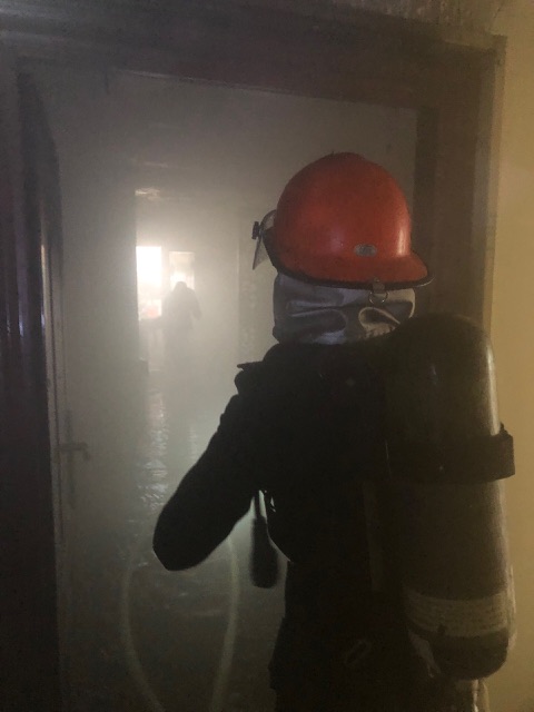 Lực lượng chức năng tiếp cận căn hộ bị cháy