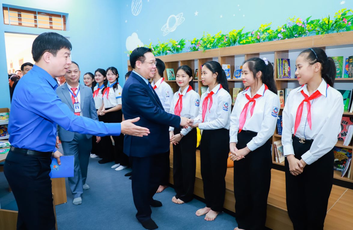 Chủ tịch Quốc hội Vương Đình Huệ và các đại biểu thăm thư viện xanh, không gian đọc sách cho thiếu nhi tại Trường Tiểu học xã Nam Thanh, huyện Nam Đàn