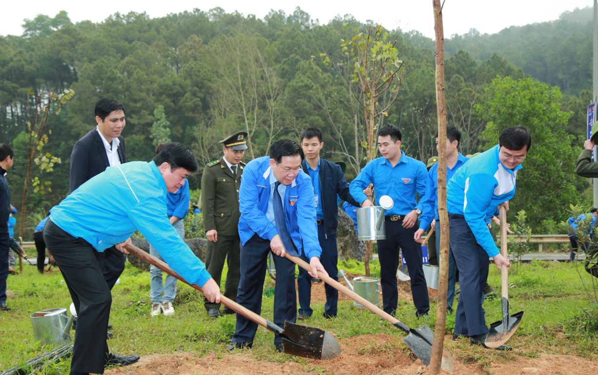 Chủ tịch Quốc hội Vương Đình Huệ và các đại biểu trồng cây tại Khu Di tích lịch sử Quốc gia Truông Bồn