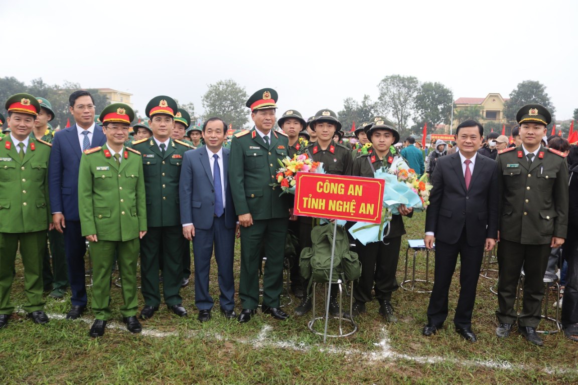 Đồng chí Đại tá Trần Ngọc Tuấn - Phó Giám đốc Công an tỉnh dự Lễ giao nhận quân tại huyện Đô Lương