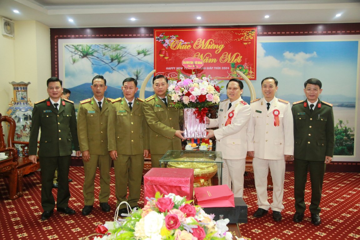 Công an nước bạn Lào chúc mừng Công an Nghệ An đón nhận danh hiệu Anh hùng Lực lượng vũ trang nhân dân