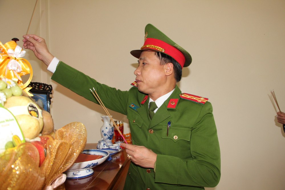 Đồng chí Đại tá Nguyễn Duy Thanh, Phó Giám đốc Công an tỉnh và đoàn công tác tri ân các liệt sĩ và các đồng chí nguyên Lãnh đạo Công an tỉnh qua các thời kỳ  