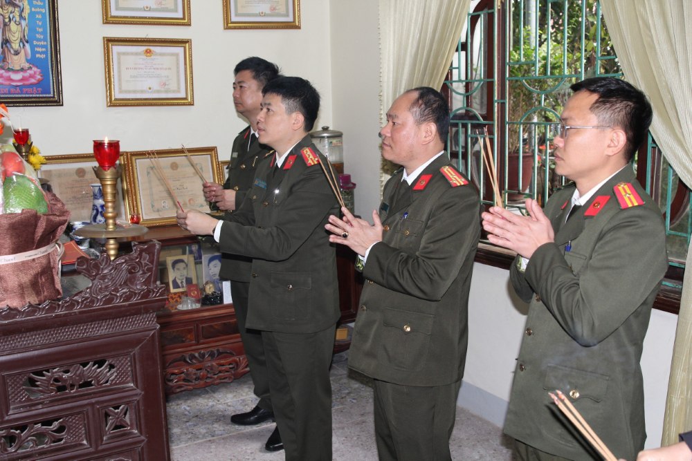 Đồng chí Đại tá Trần Hồng Quang, Phó Giám đốc Công an tỉnh tưởng nhớ các đồng chí nguyên Giám đốc, Phó Giám đốc Công an tỉnh
