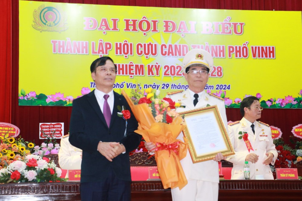 Đồng chí Trần Ngọc Tú, Chủ tịch UBND TP Vinh trao Quyết định thành lập Hội Cựu CAND TP Vinh cho đại diện Hội Cựu CAND TP Vinh