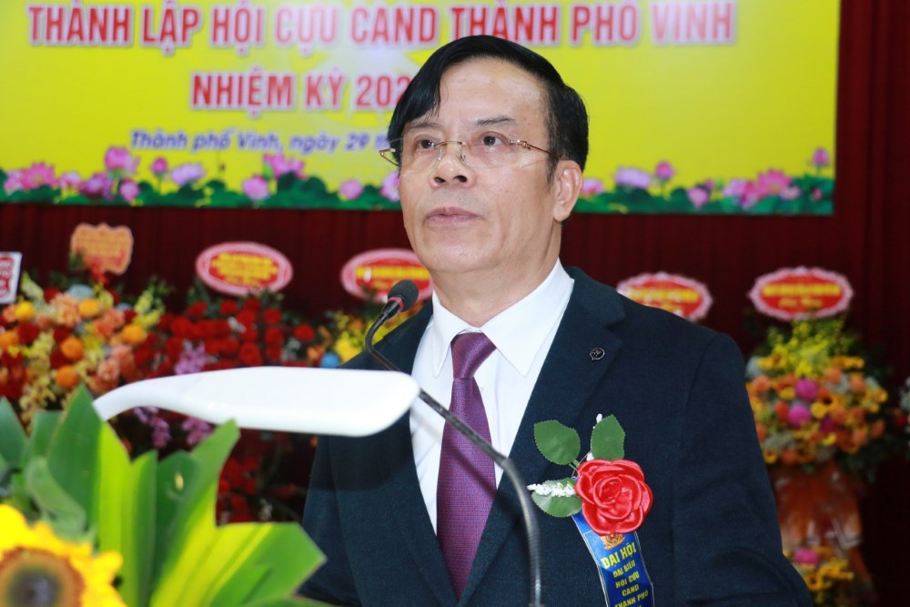 Đồng chí Trần Ngọc Tú, Chủ tịch UBND TP Vinh phát biểu tại Đại hội