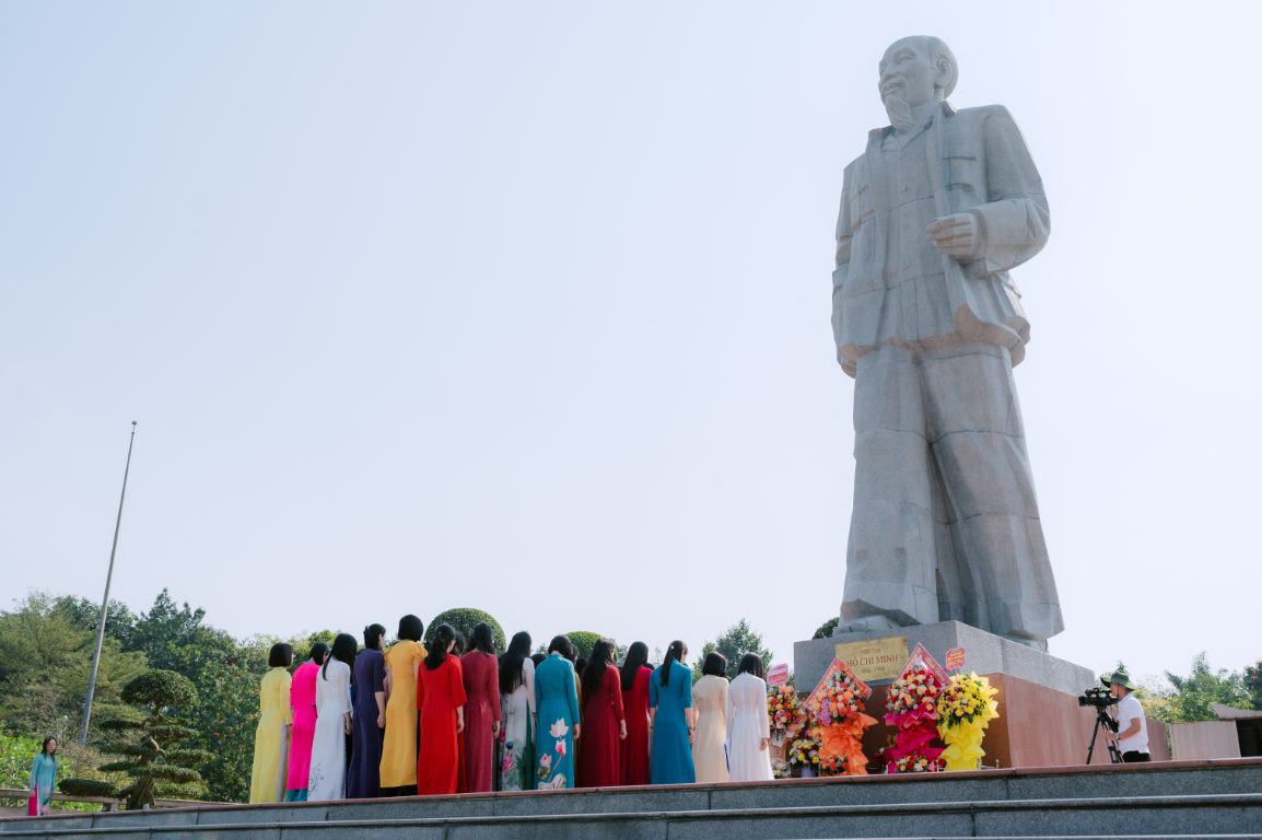 Trước đó, Ban Phụ nữ Công an Nghệ An đã tổ chức lễ dâng hoa tưởng niệm Chủ tịch Hồ Chí Minh tại Quảng trường mang tên Người. Tại đây, Ban Phụ nữ Công an Nghệ An đã bày tỏ lòng biết ơn vô hạn trước công lao của Chủ tịch Hồ Chí Minh - vị lãnh tụ vĩ đại của Đảng và Nhân dân ta.       