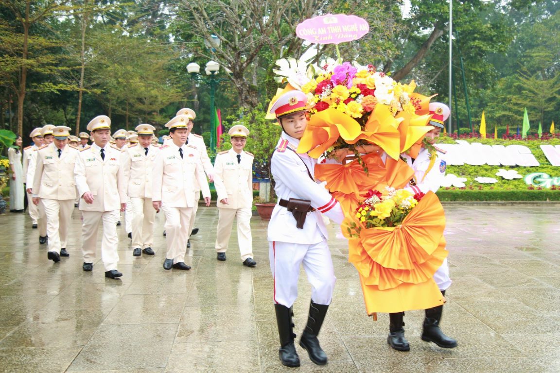 Đoàn đại biểu Công an tỉnh dâng hoa, dâng hương tại Khu di tích lịch sử Quốc gia đặc biệt Kim Liên