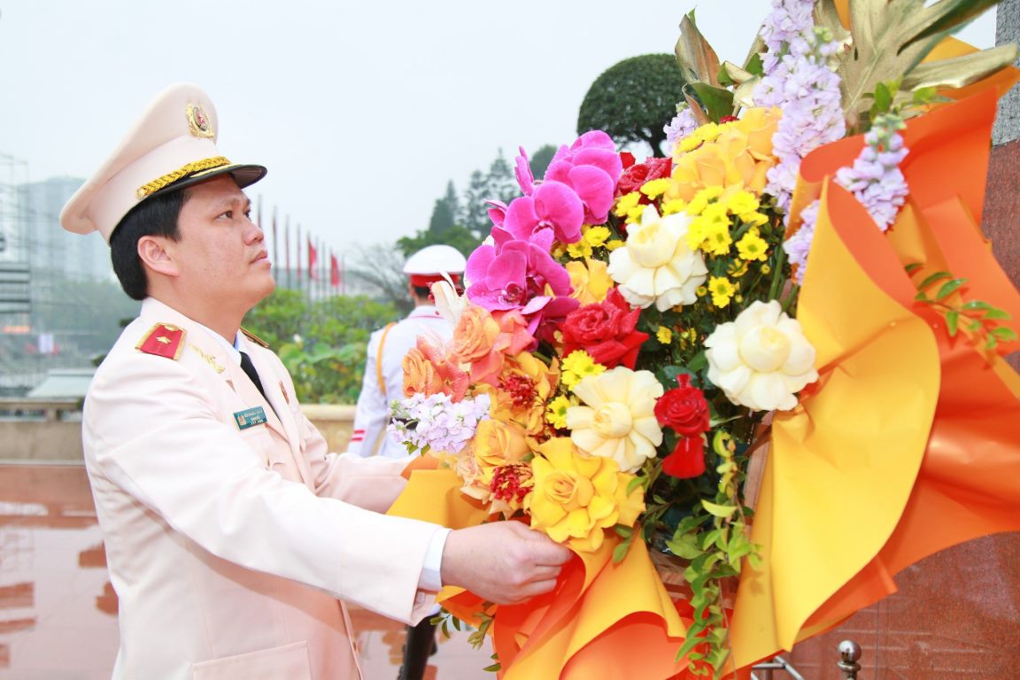 Đồng chí Thiếu tướng Bùi Quang Thanh - Giám đốc Công an tỉnh dâng lẵng hoa tươi thắm, bày tỏ lòng thành kính và biết ơn vô hạn trước công lao trời biển của Chủ tịch Hồ Chí Minh tại Quảng trường mang tên Người
