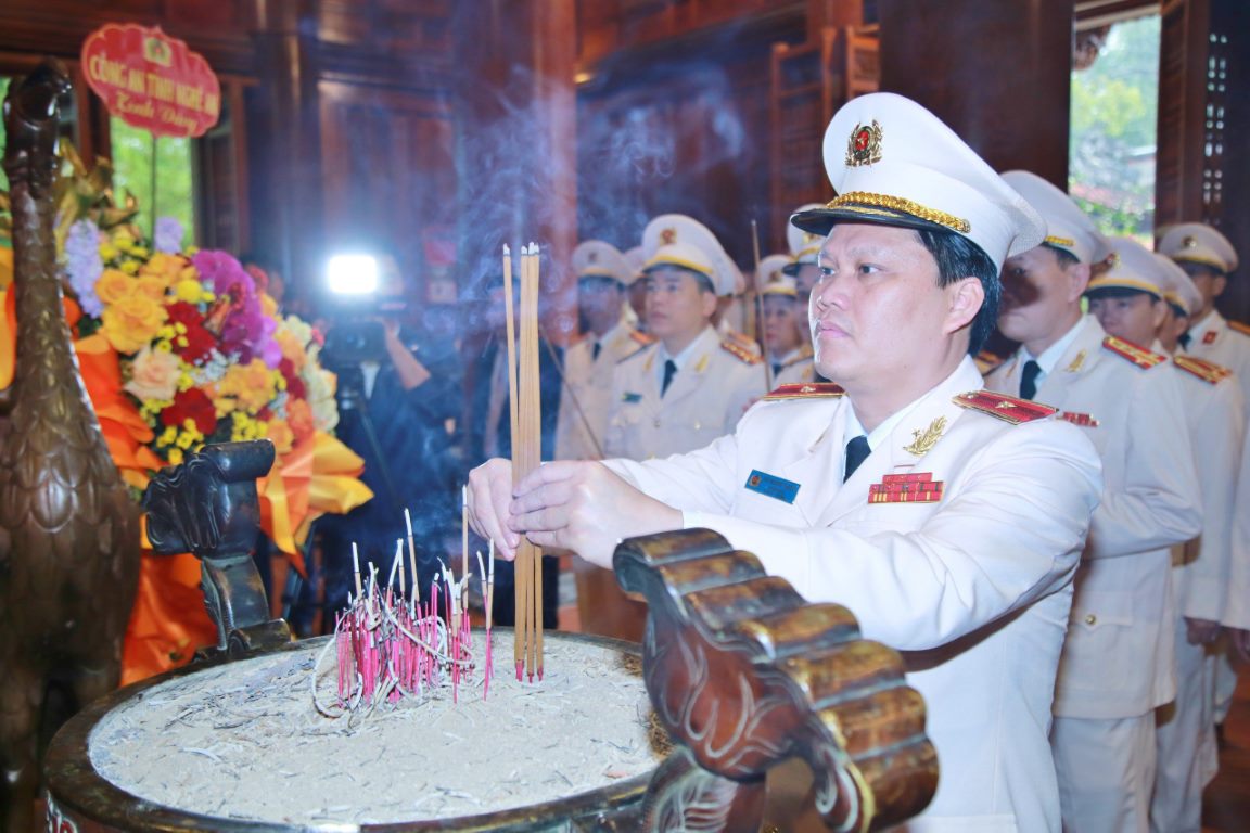 Đồng chí Thiếu tướng Bùi Quang Thanh - Giám đốc Công an tỉnh dâng hoa, dâng hương lên anh linh Chủ tịch Hồ Chí Minh