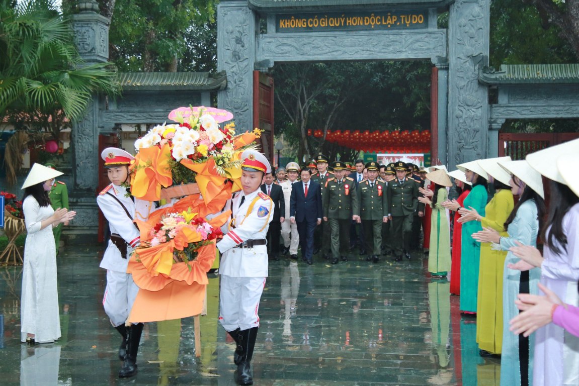 Đoàn đại biểu Lãnh đạo Đảng, Nhà nước, Đảng ủy Công an Trung ương, Bộ Công an dâng hoa, dâng hương tưởng niệm Chủ tịch Hồ Chí Minh tại Khu di tích lịch sử Quốc gia đặc biệt Kim Liên