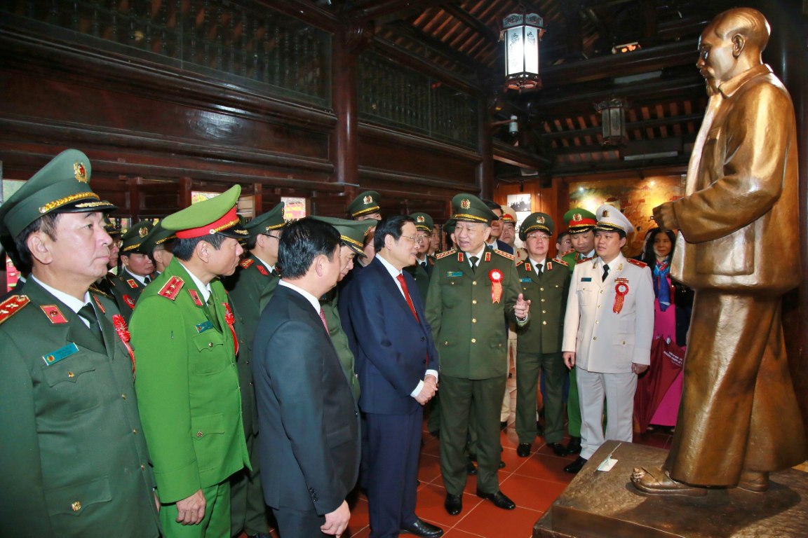Đồng chí Đại tướng Tô Lâm, đồng chí Phan Đình Trạc và đoàn đại biểu thăm nhà trưng bày tại Khu di tích lịch sử Quốc gia đặc biệt Kim Liên